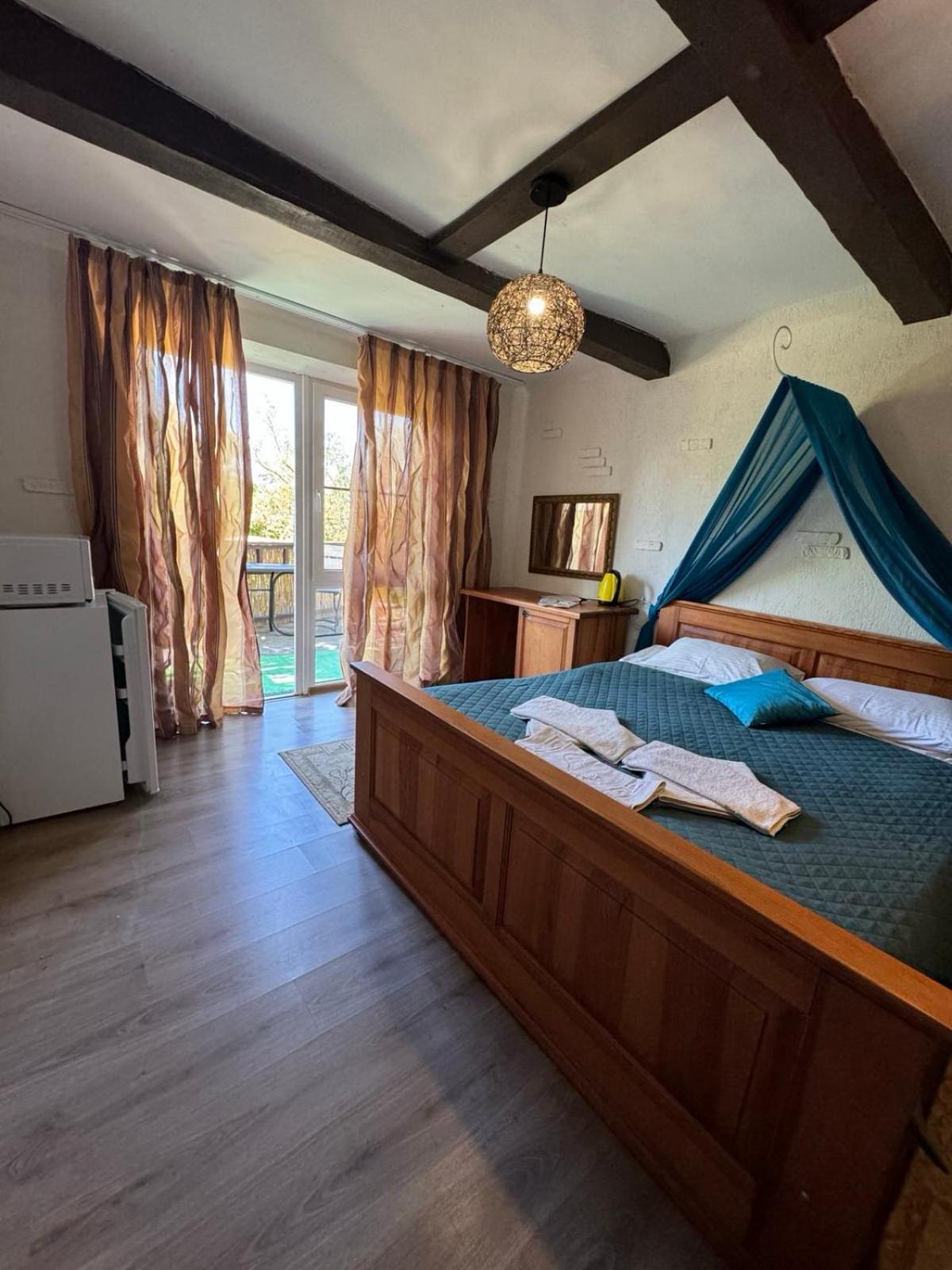 Mayak Resort Kam'yani Potoky Rum bild
