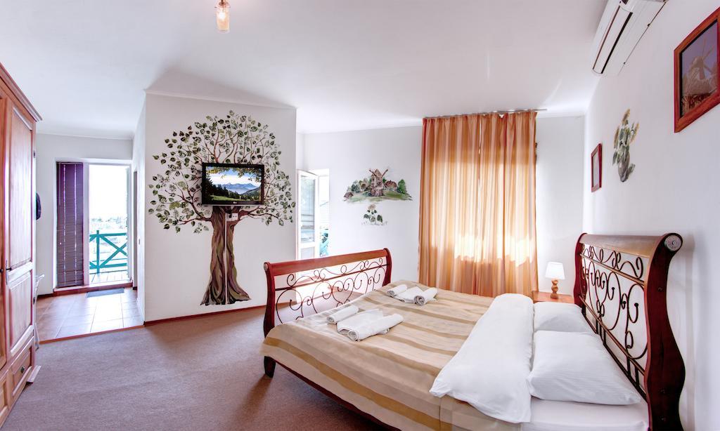 Mayak Resort Kam'yani Potoky Rum bild